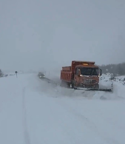 Bingöl-Erzurum yolu kar ve tipi nedeniyle ulaşıma kapandı