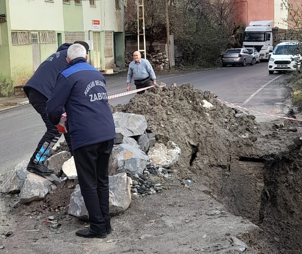 Hakkari'de mahalle yolu çöktü