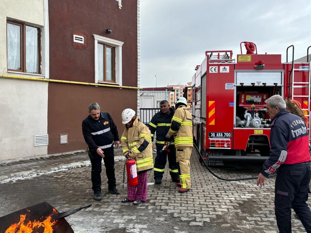 Kars'ta itfaiyeden yangın eğitimi ve tatbikatı