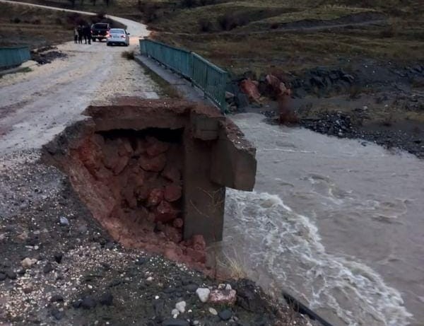 Malatya'da aşırı yağış sonrası köprü de göçük meydana geldi 