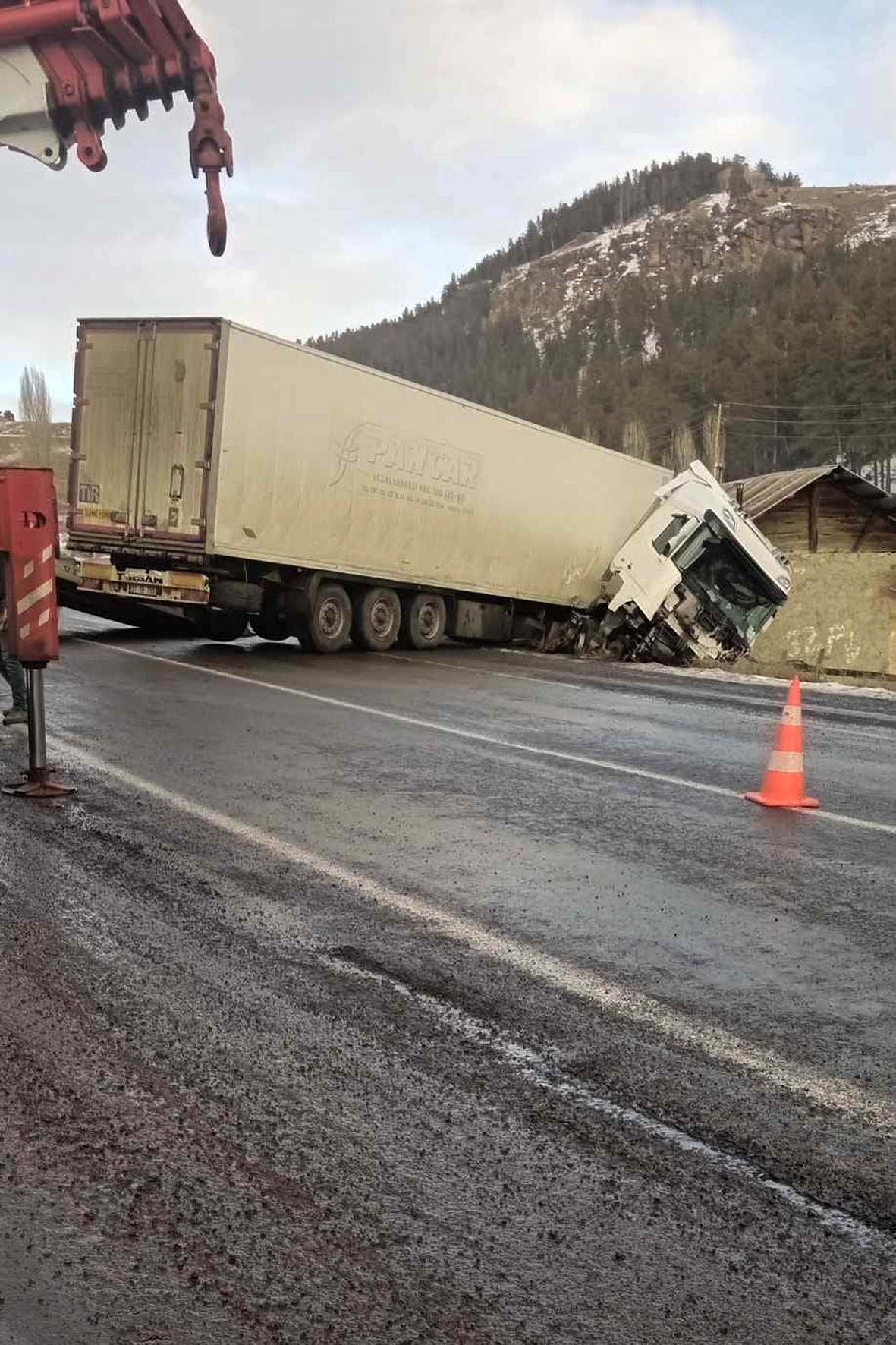 Buzlu yolda kayan tır eve çarptı