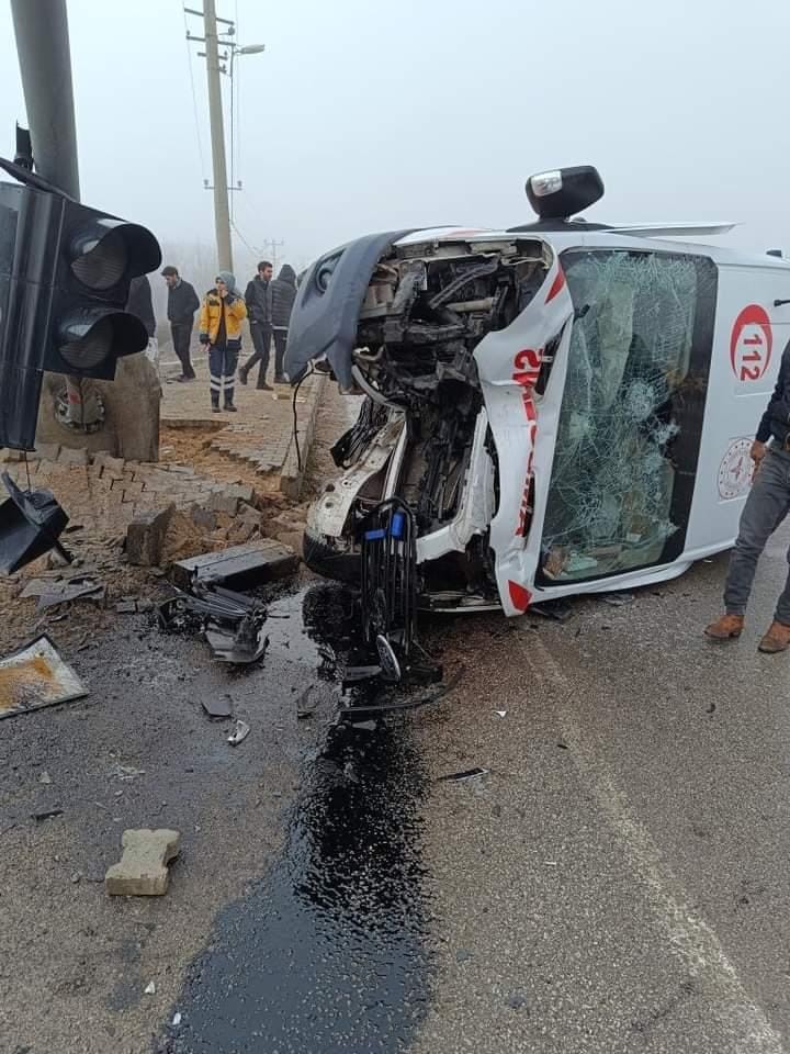 Elazığ'da ambulans sinyalizasyon direğine çarptı: 1 yaralı