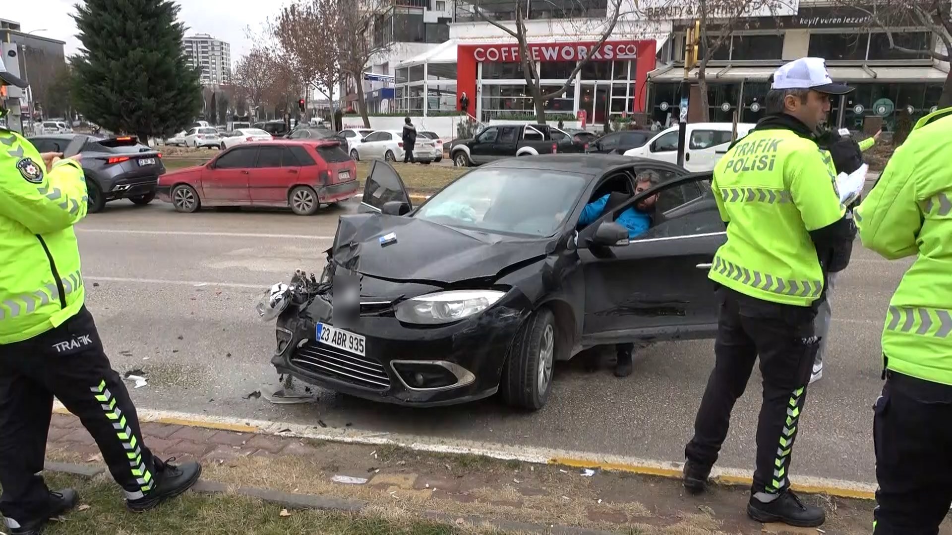 Elazığ'da zincirleme trafik kazası: 2 yaralı