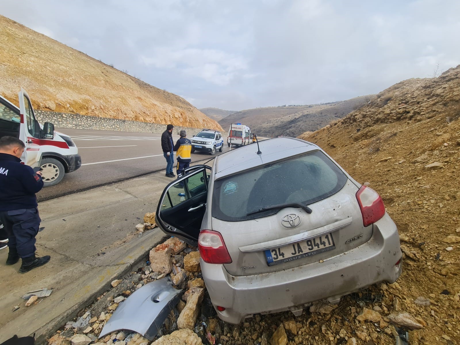 Malatya'da otomobil drenaj kanalına düştü: 3 yaralı