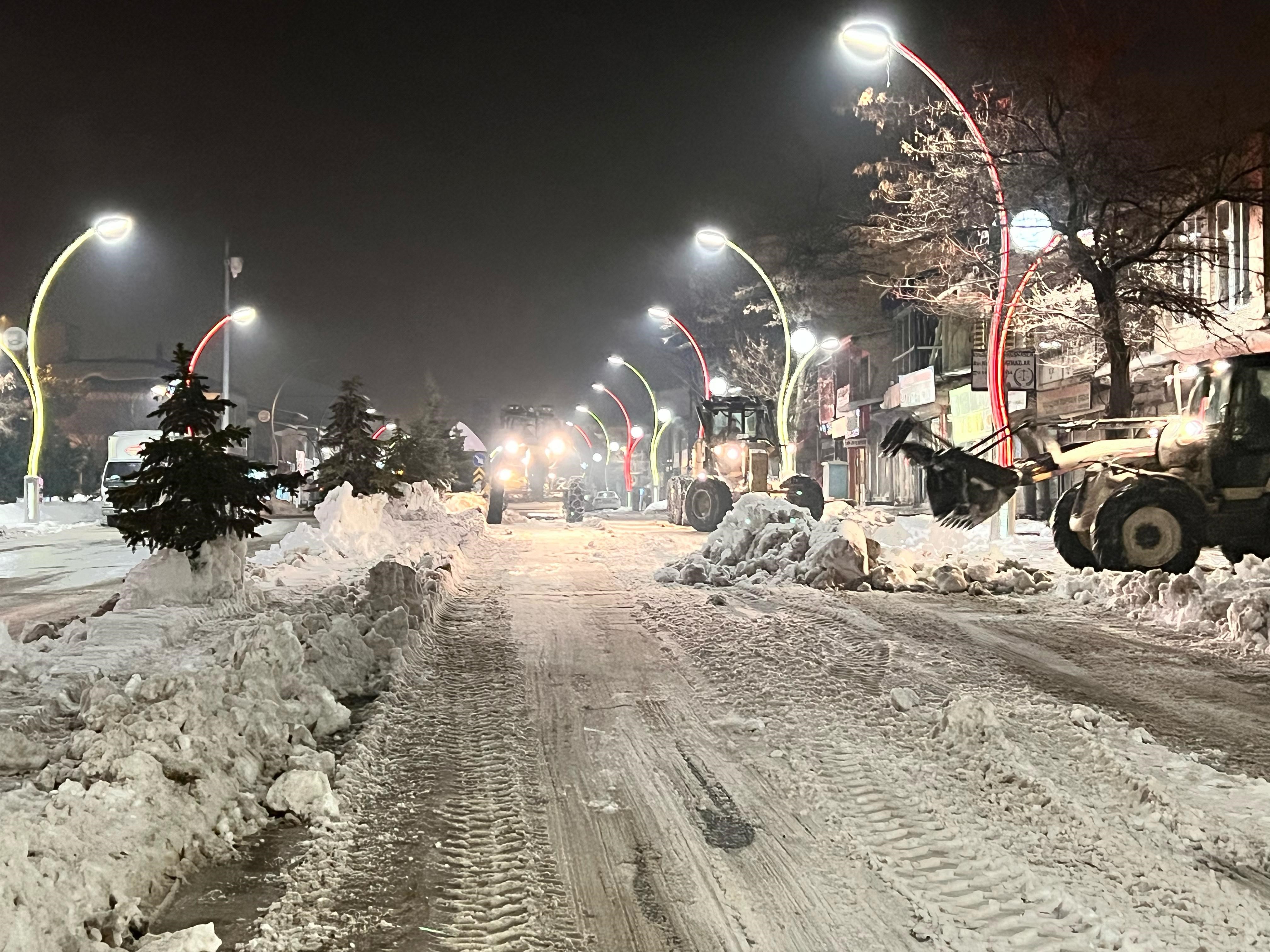 Muradiye'de kar temizleme çalışması