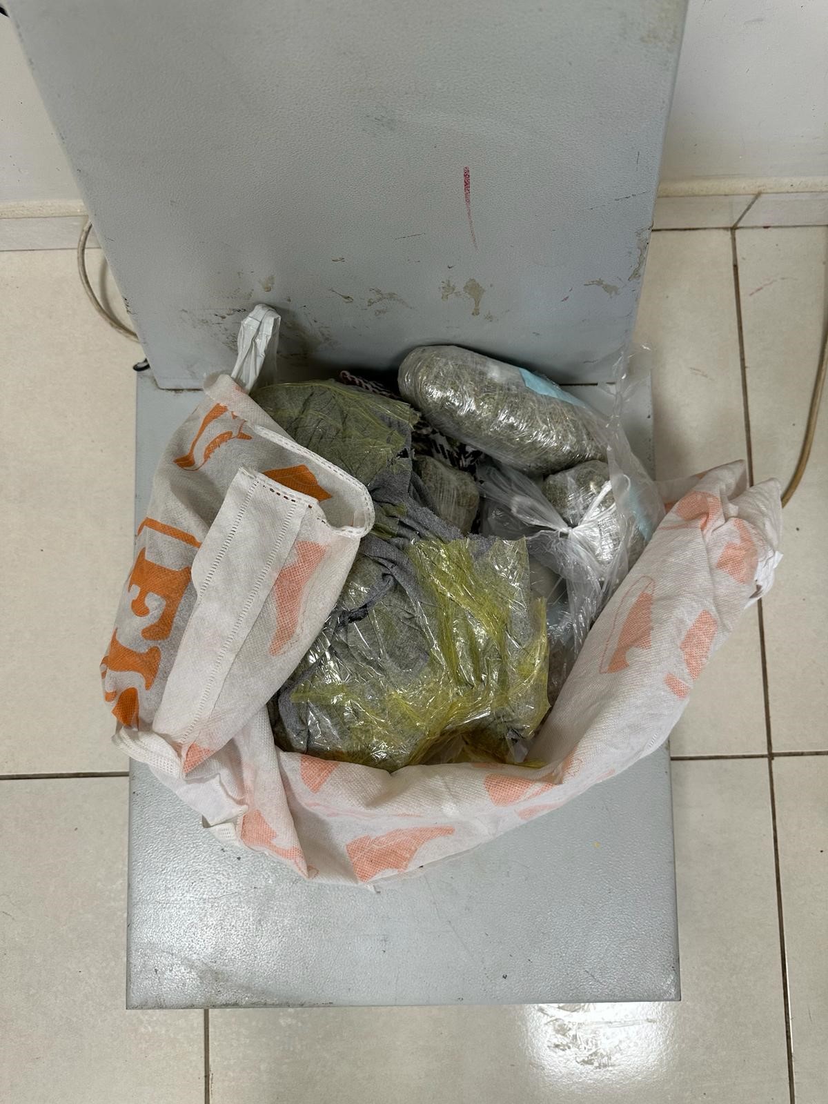 Van'da 2 kilo 701 gram esrar ele geçirildi