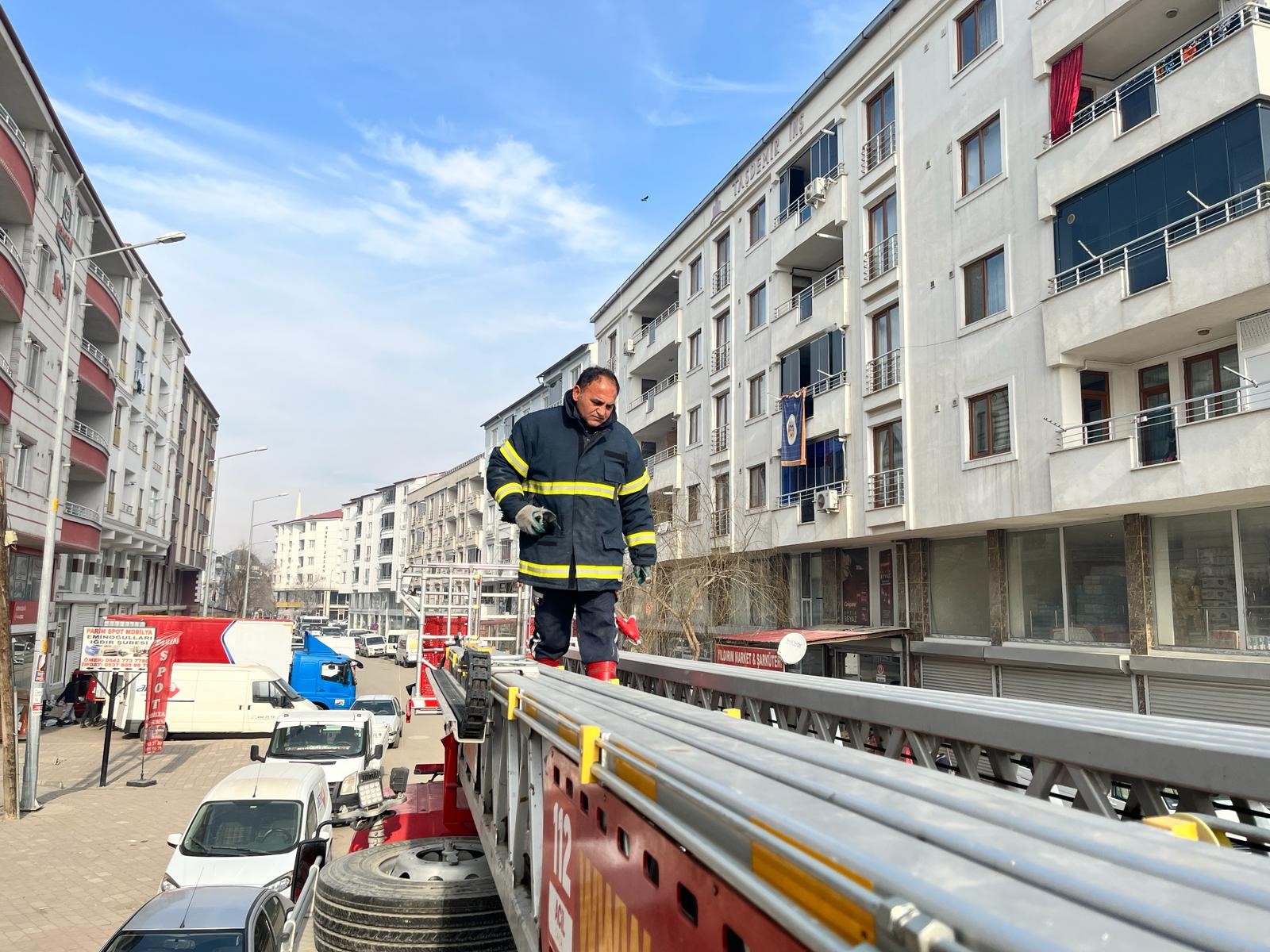 Çatıda asılı kalan kuşu itfaiye kurtardı