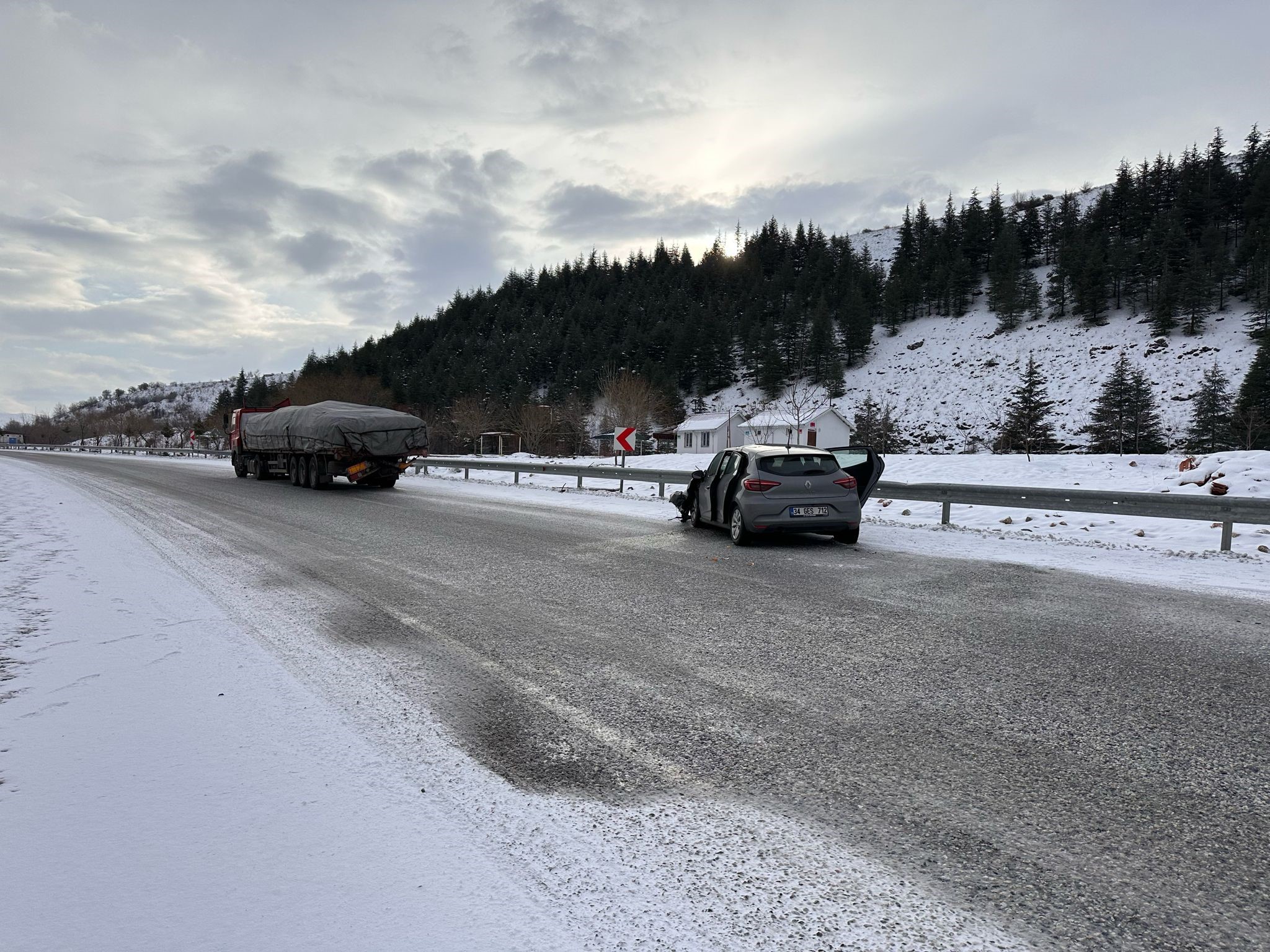 Malatya'da Otomobil tıra çarptı 1 yaralı