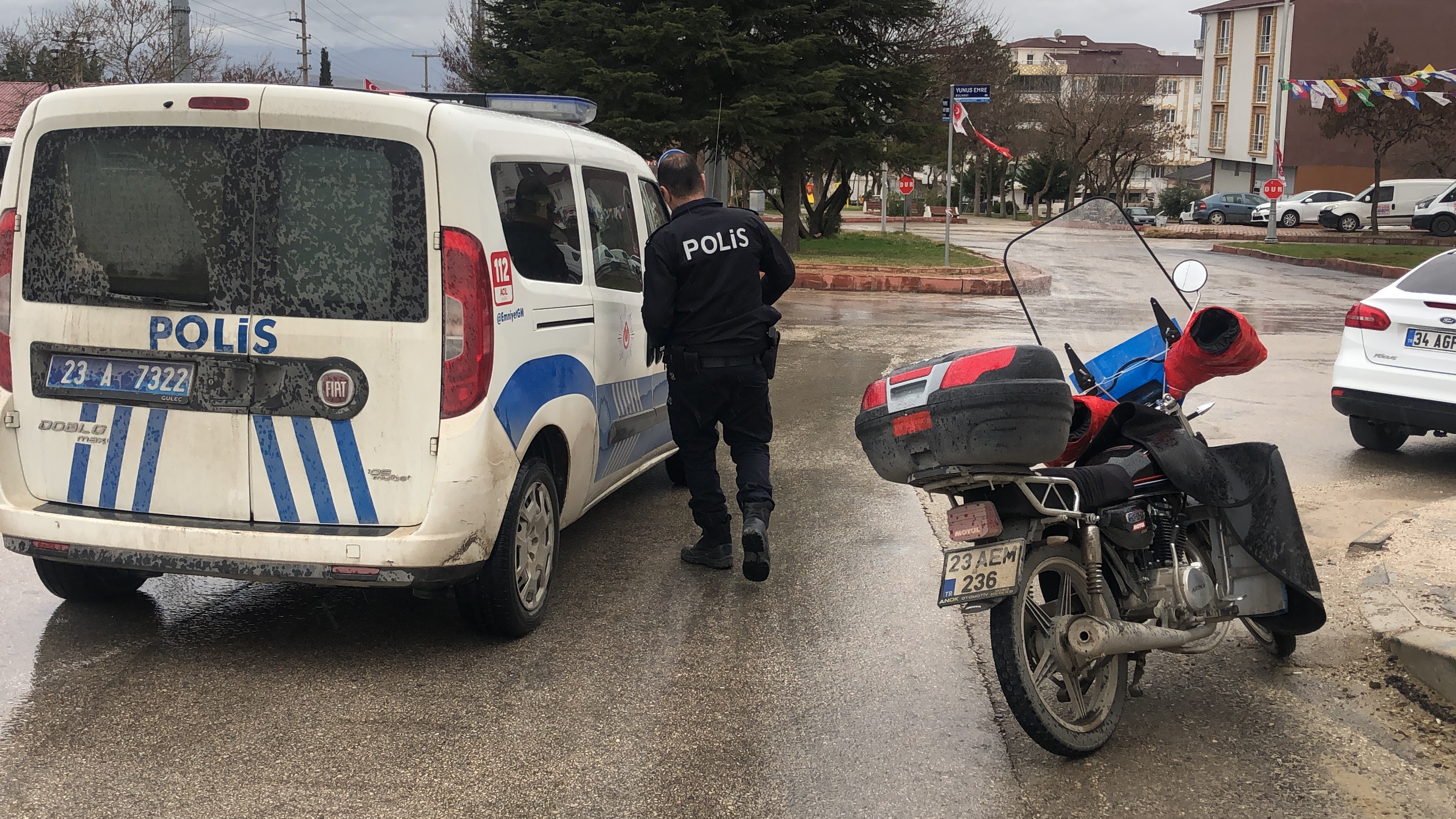 Elazığ'da motosiklet devrildi: 2 yaralı