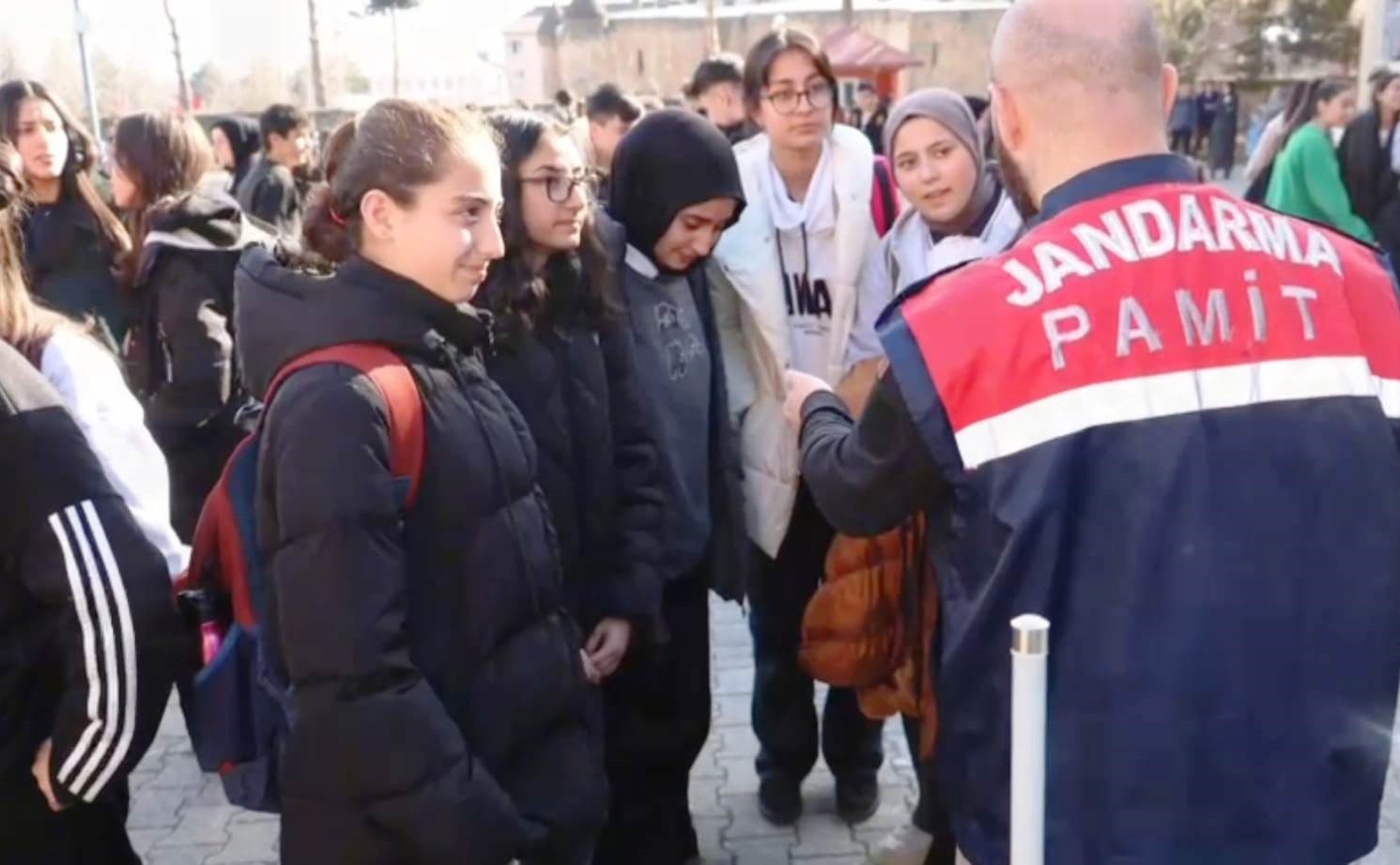 Jandarma, mesleğini öğrencilere tanıttı