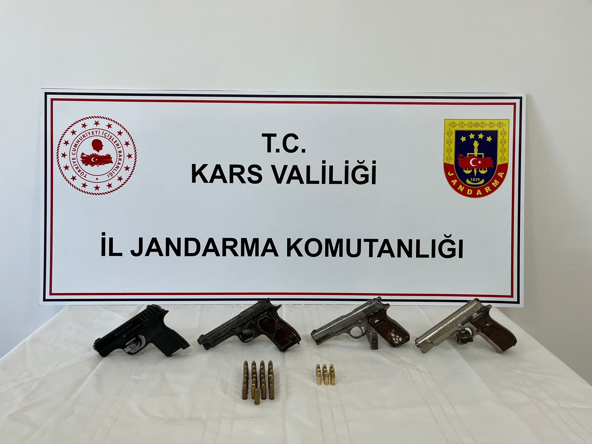 Kars'ta silah ticareti yapan 4 kişi yakalandı