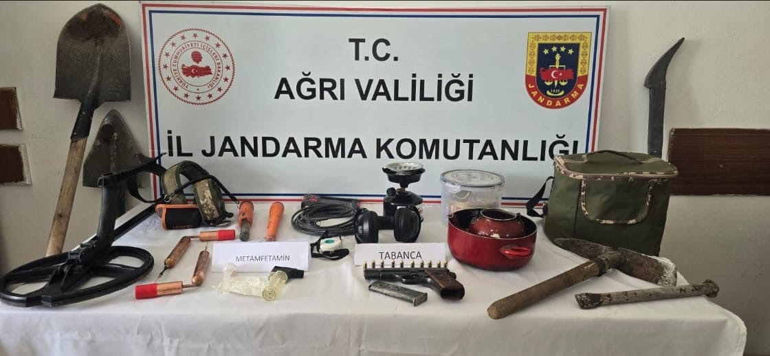 Ağrı'da kaçak kazı yapan şahıslar uyuşturucu ve silahlar yakalandı