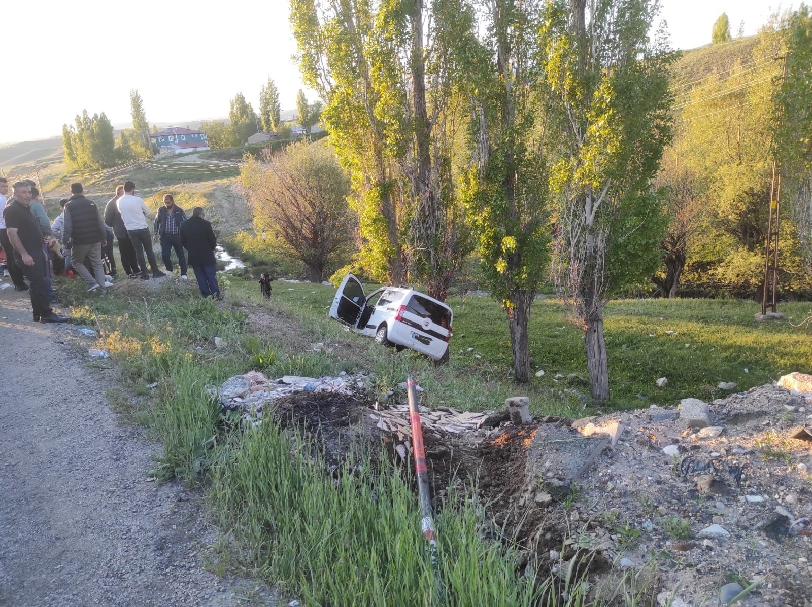 Ağrı'da yola çıkan inek kazaya neden oldu: 6 yaralı