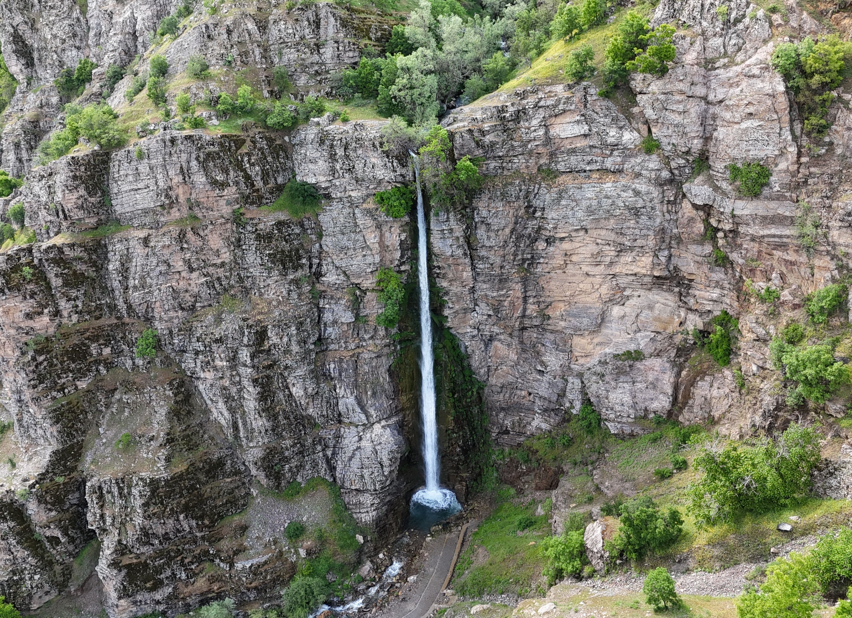 Bitlis'teki Gümüşkanat Şelalesi havadan görüntülendi