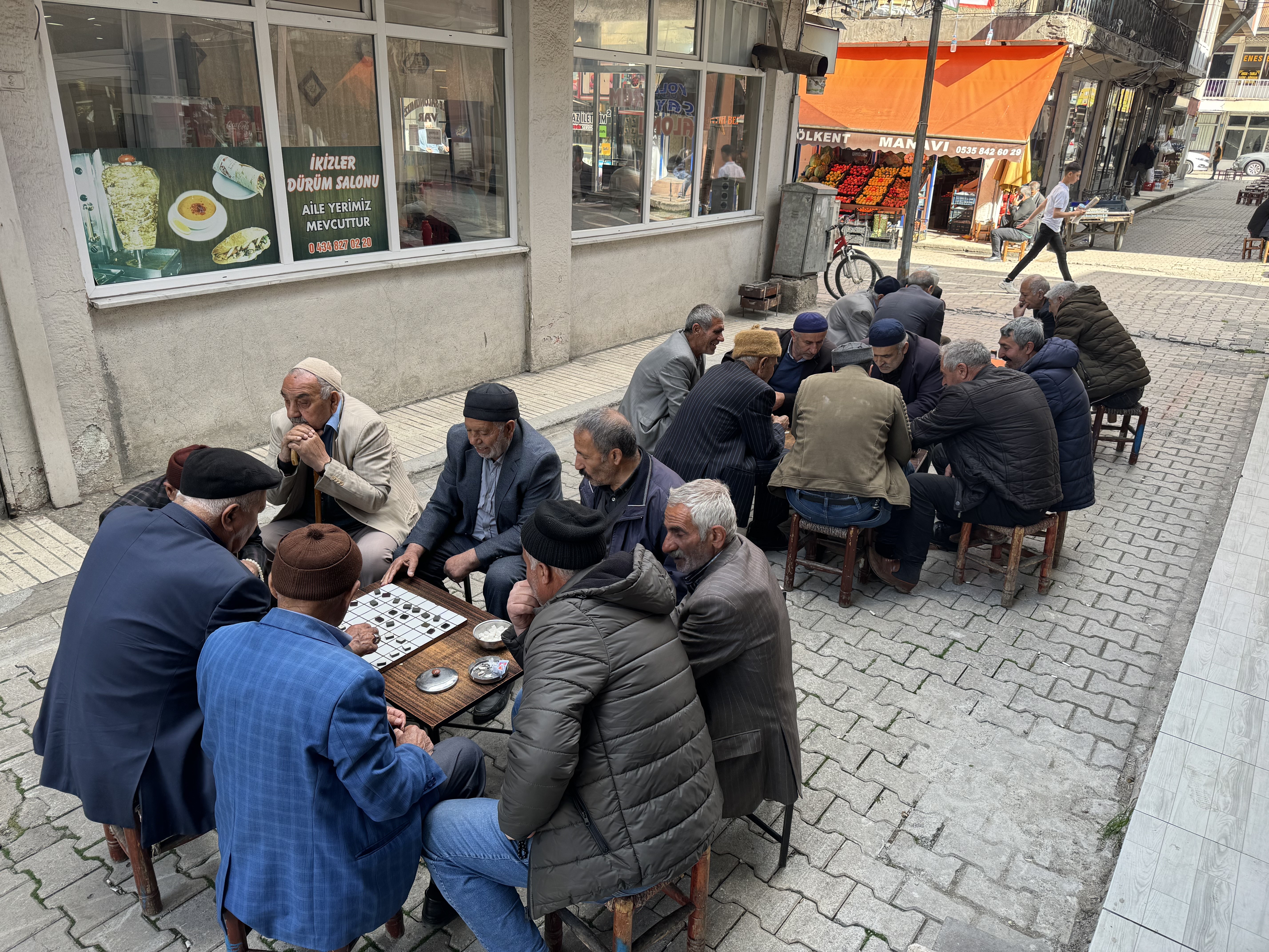 Bu kahvehanede 7'den 70'e herkes satranç oynuyor