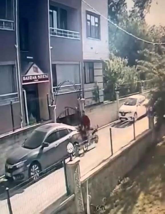 Çocuğu ile bindiği elektrikli bisikletle park halindeki araca çarptı