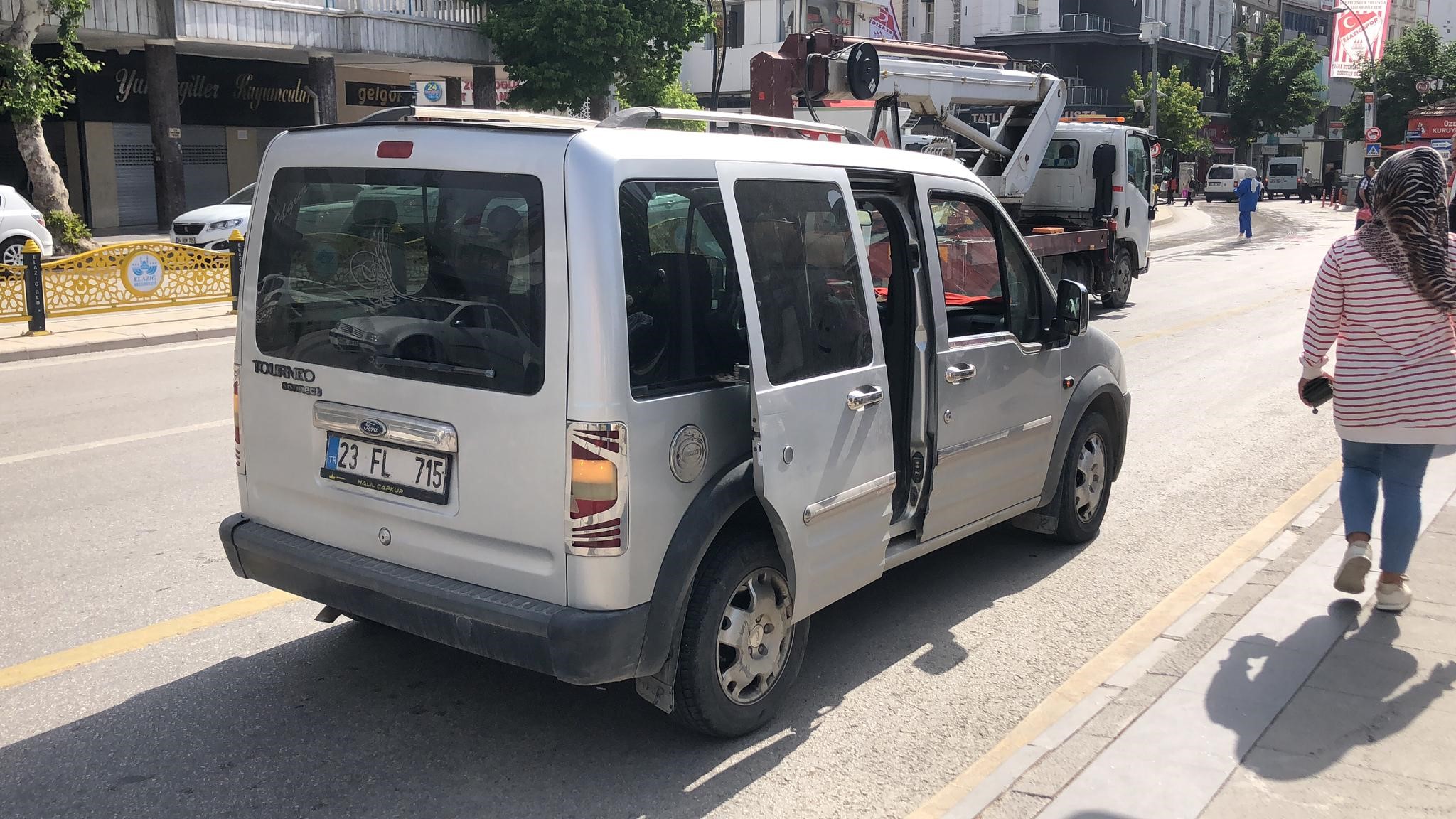 Elazığ'da hafif ticari aracın çarptığı kadın yaralandı