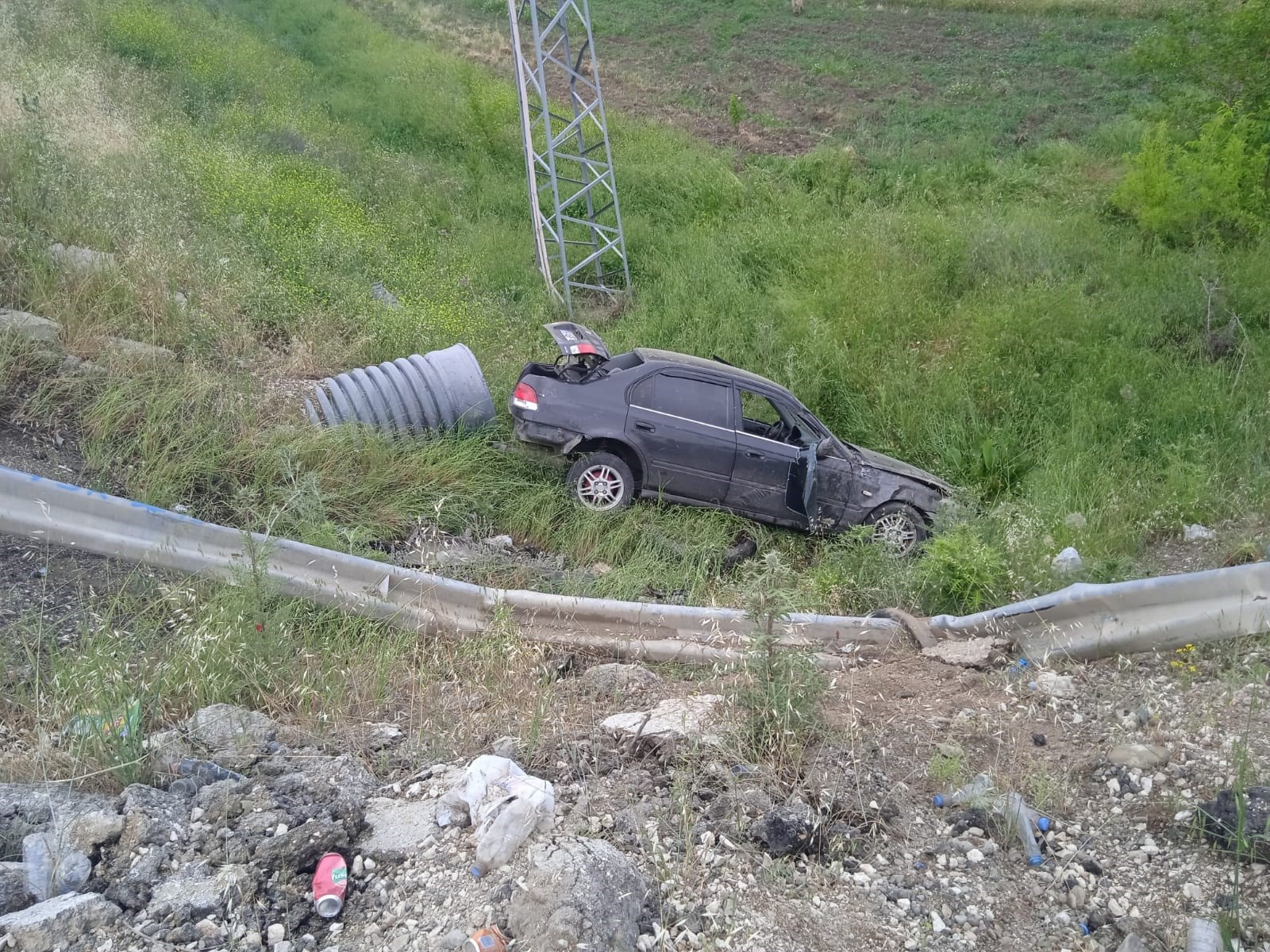 Elazığ'da otomobil şarampole uçtu: 2 yaralı