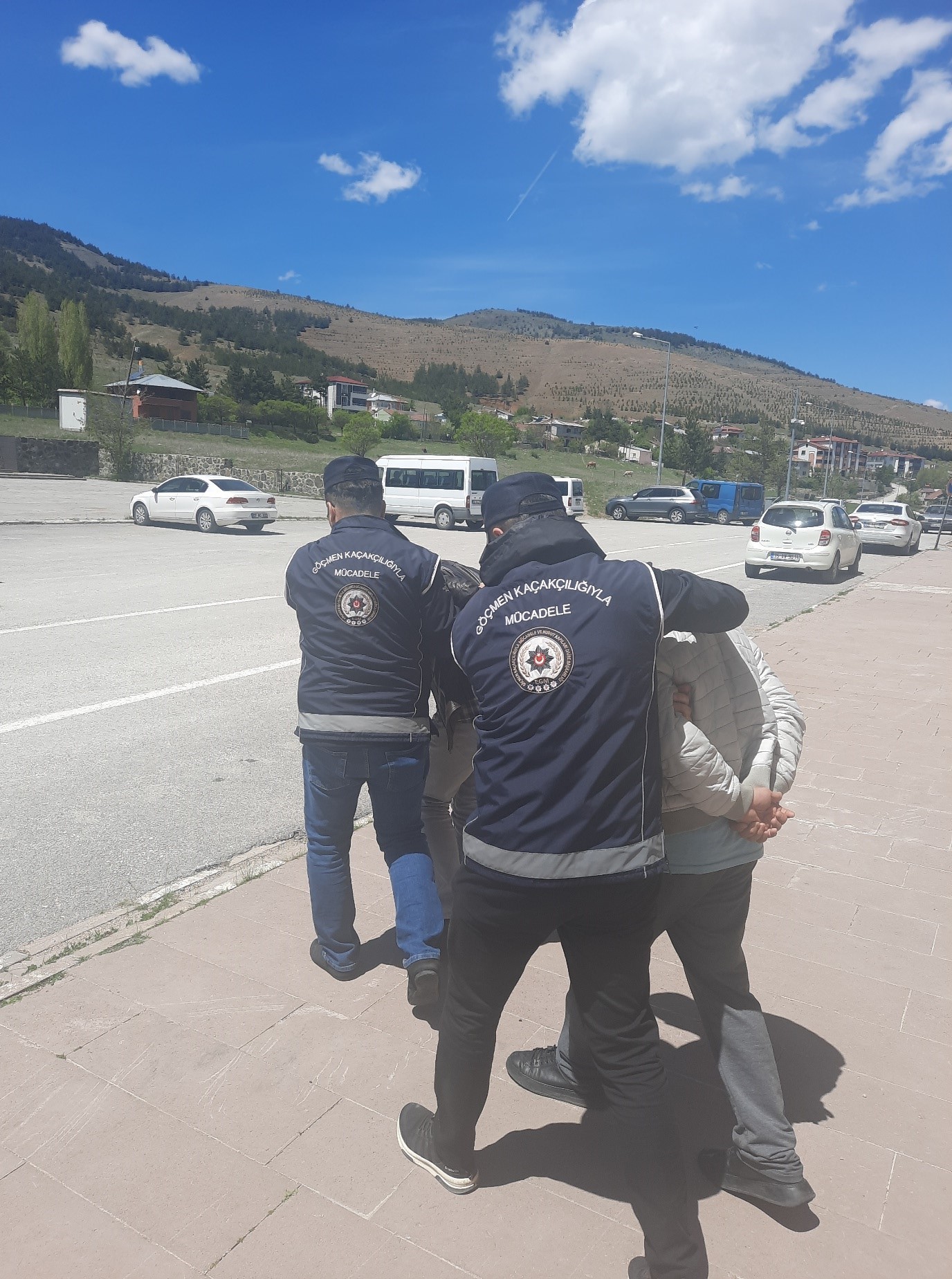 Erzincan'da kaçak göçmen taşıyan 2 kişi tutuklandı