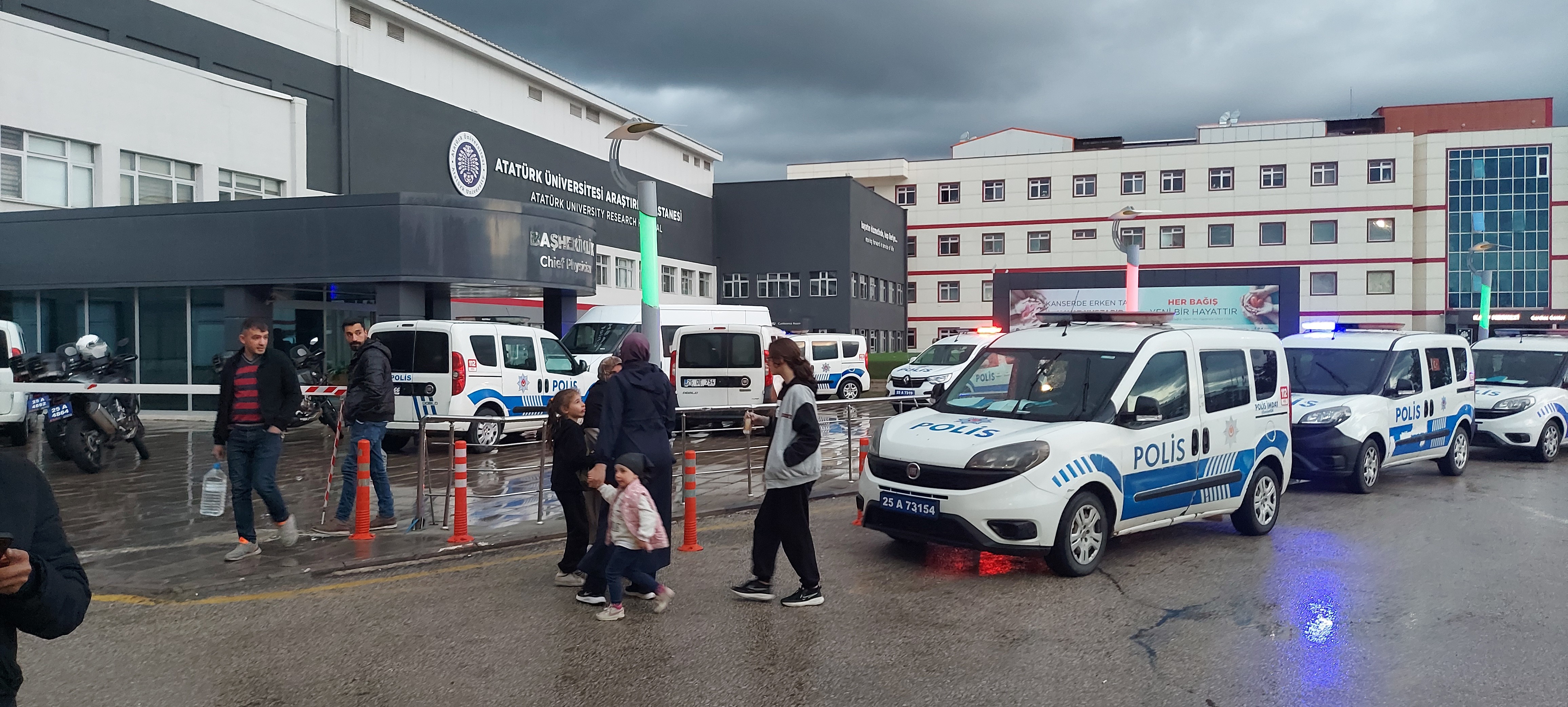 Erzurum'da hasta yakınları, sağlıkçılara ve polise saldırdı