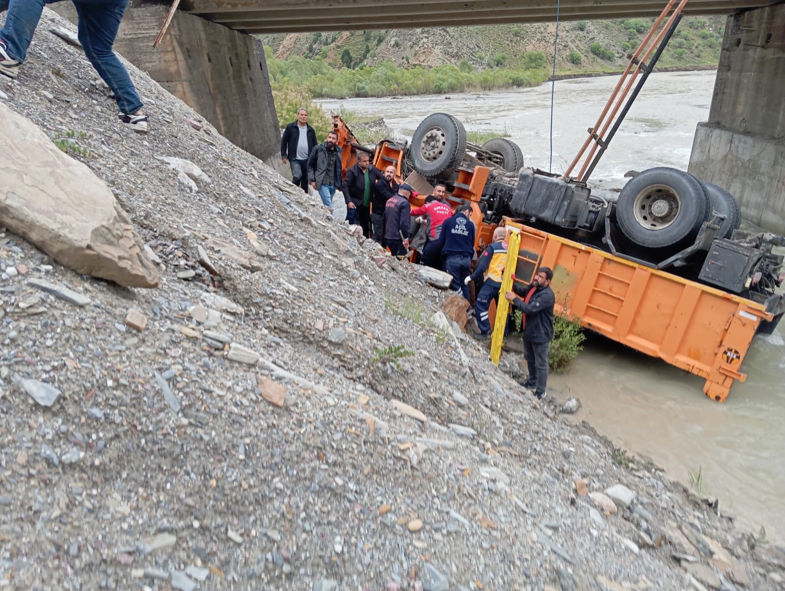 Karayollarının iş makinesi Zap Suyu'na yuvarlandı: 3 yaralı