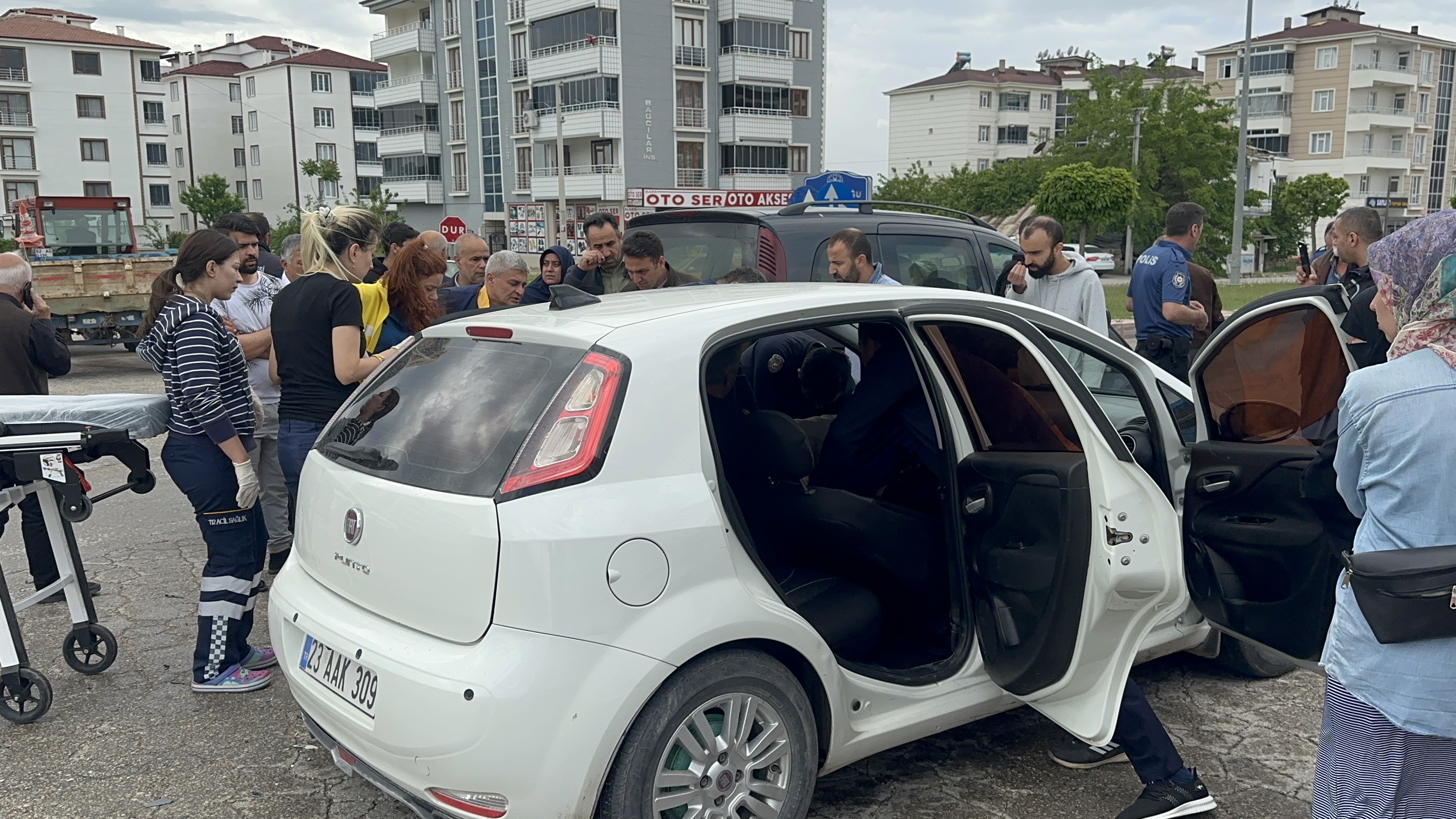 Kazada otomobile sıkışan sürücüyü itfaiye kurtardı