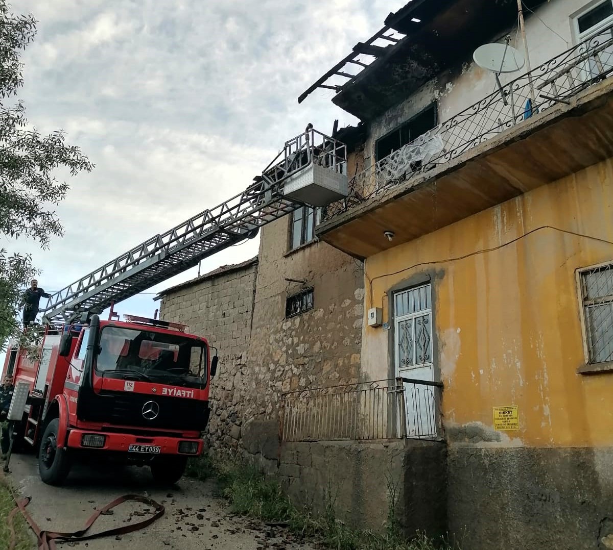 Malatya'da ev yangını, 2 kişi dumandan etkilendi