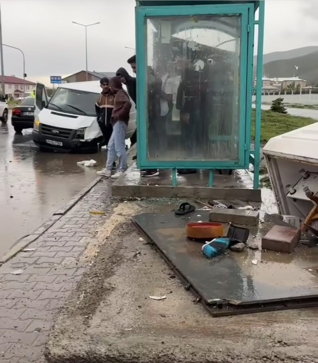 Minibüs kaldırımda yürüyenlere çarptı: 1 ölü, 2 yaralı