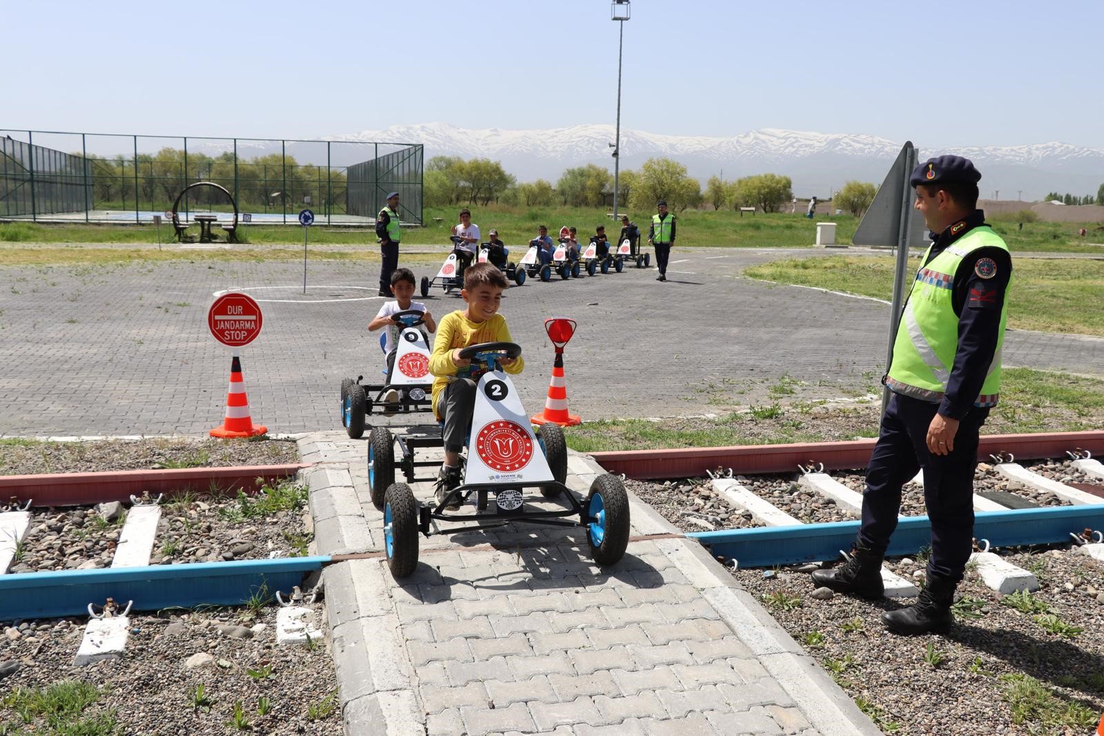 Muş'ta çocuklara trafik eğitimi verildi