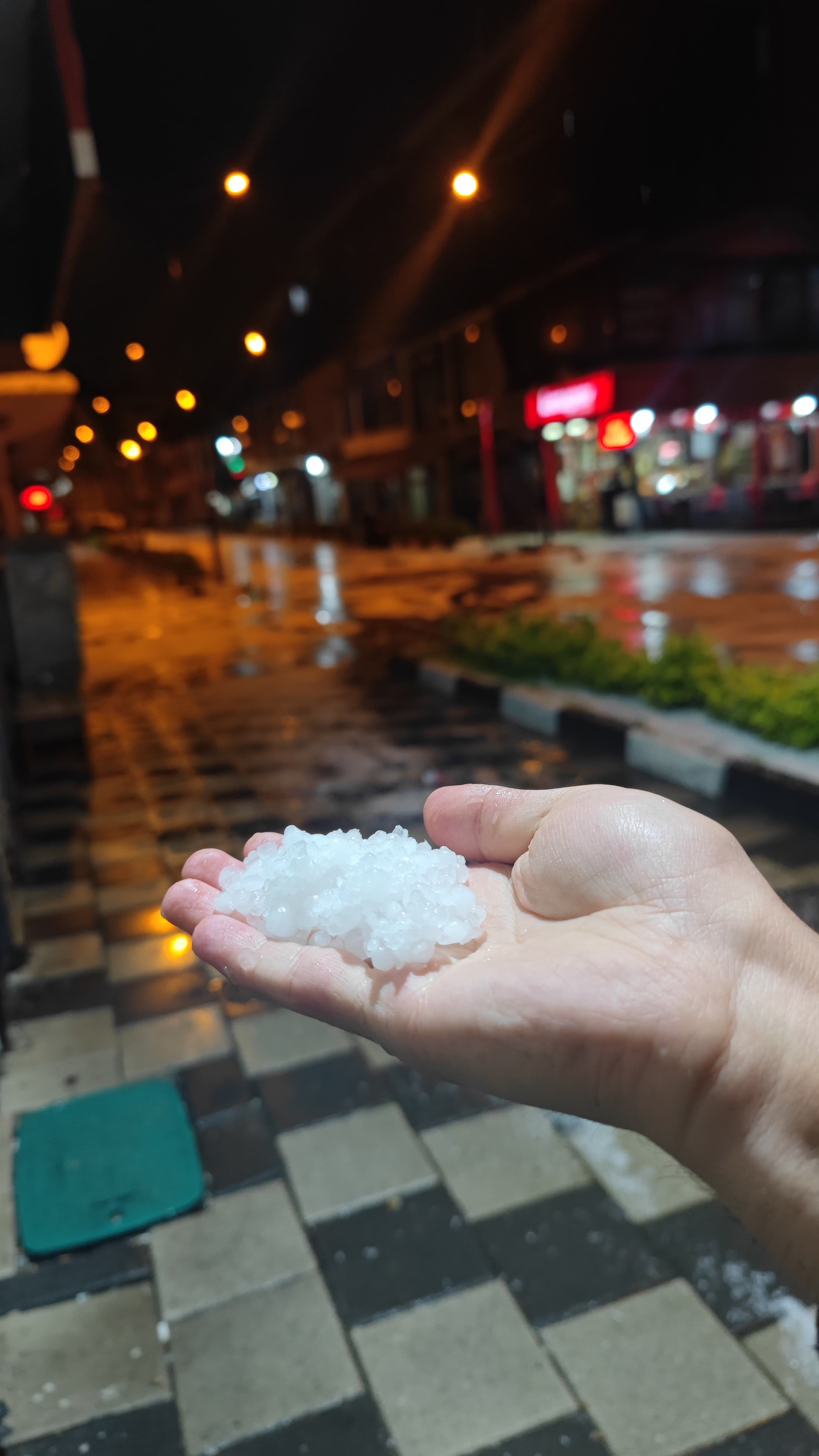 Tatvan'da 10 dakikalık sağanak yolları dereye çevirdi