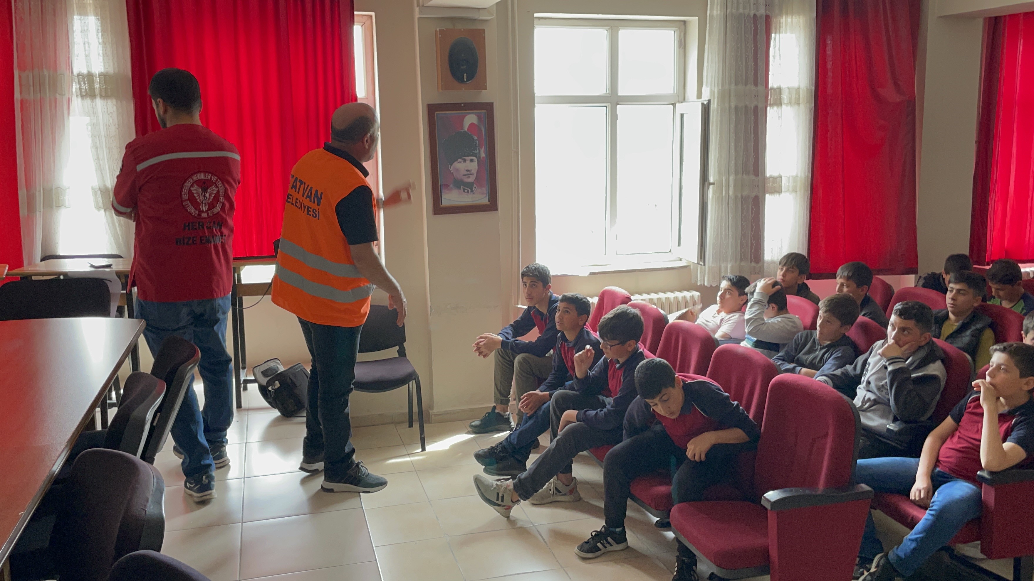 Tatvan'da öğrencilere "hayvan sevgisi" aşılanıyor