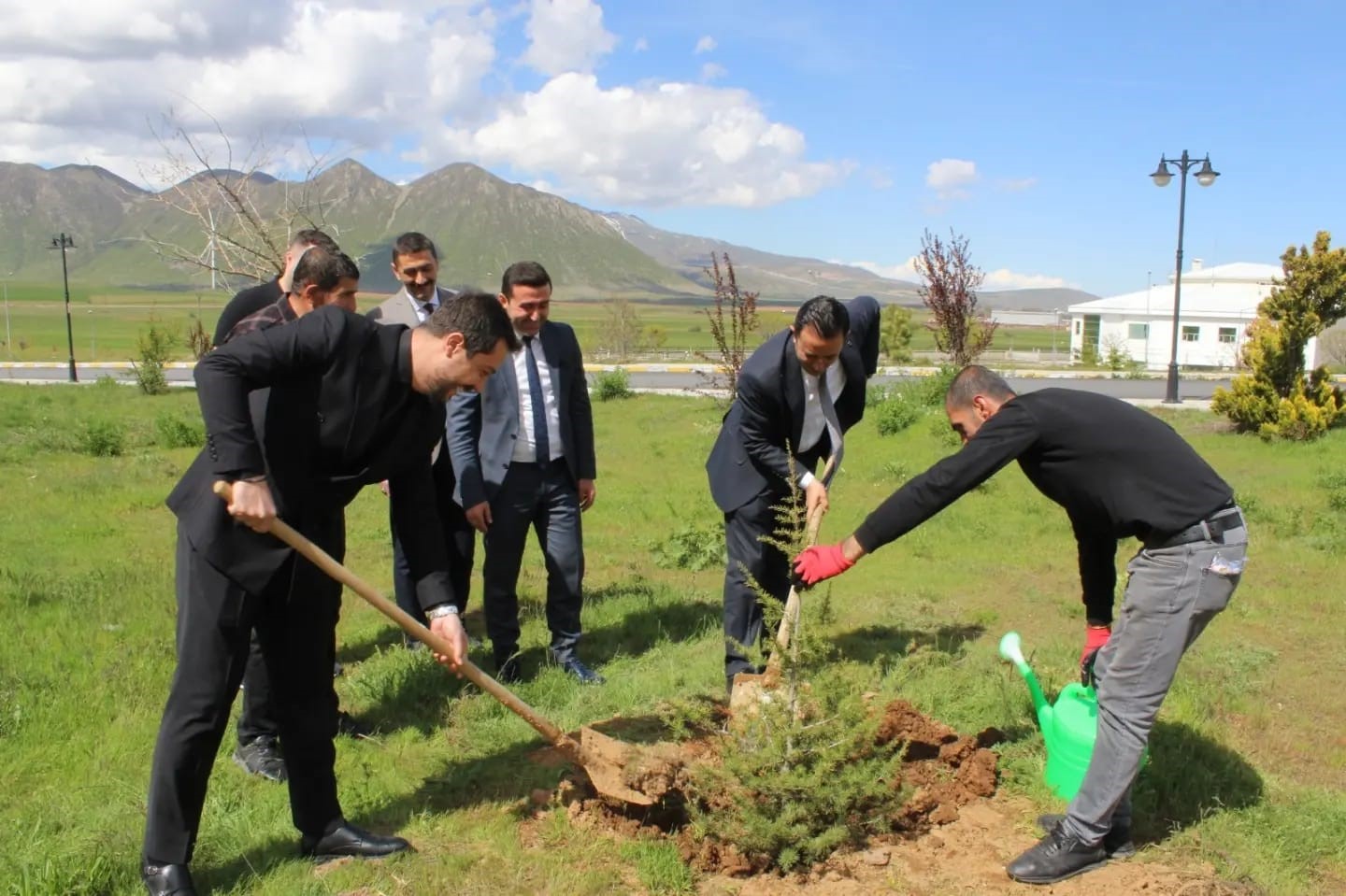 Tatvan Devlet Hastanesi bahçesinde fidan dikme etkinliği