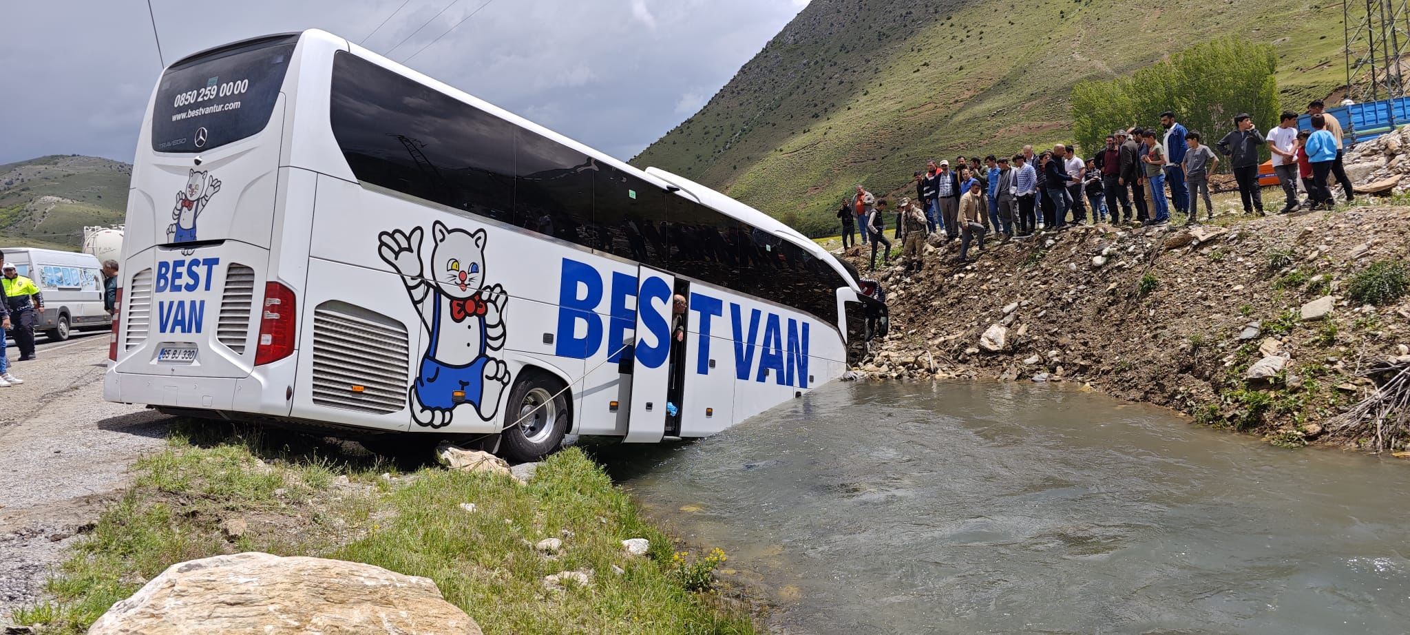 Yolcu otobüsü dereye yuvarlandı: 5 yaralı