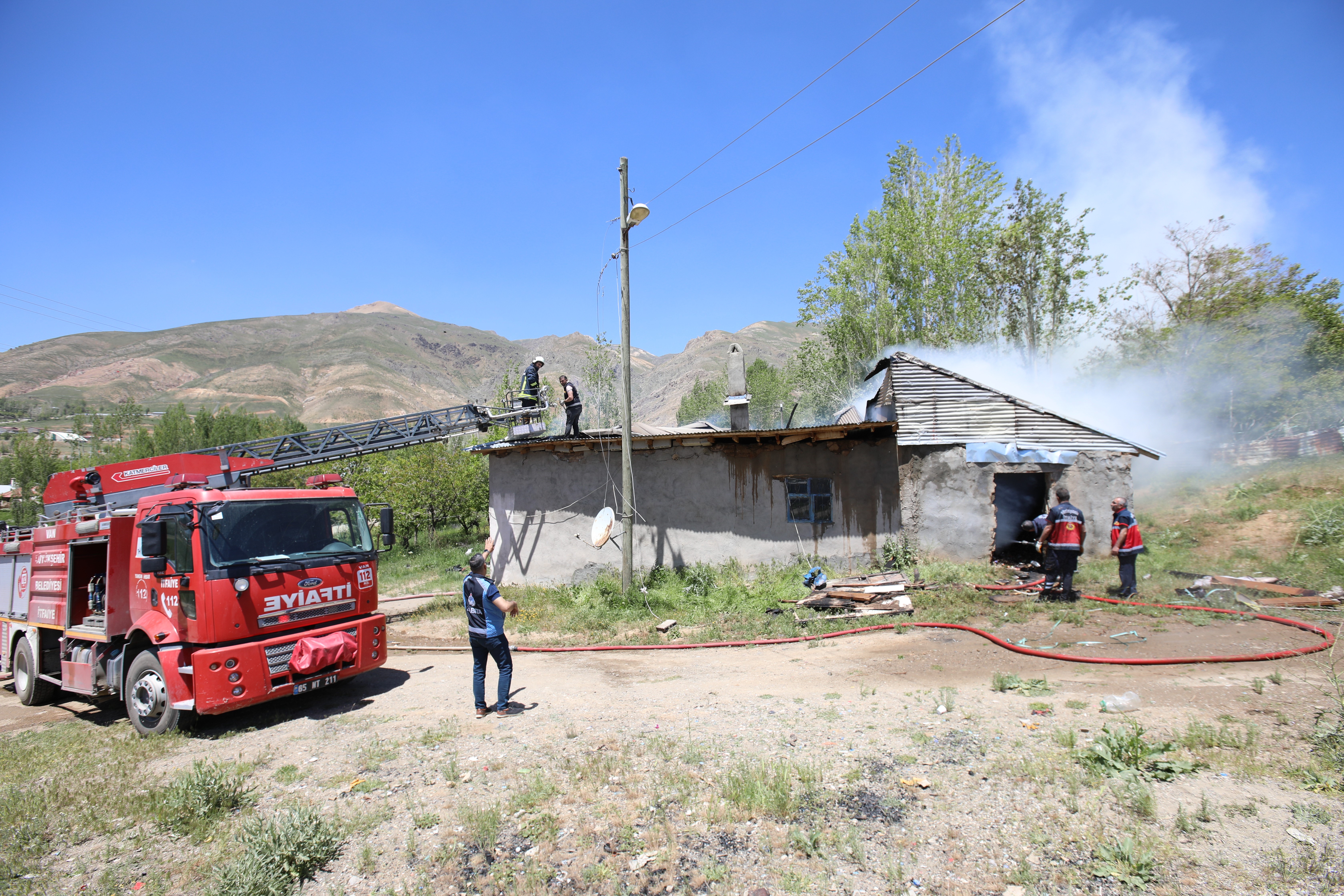 Başkale'de korkutan ev yangını