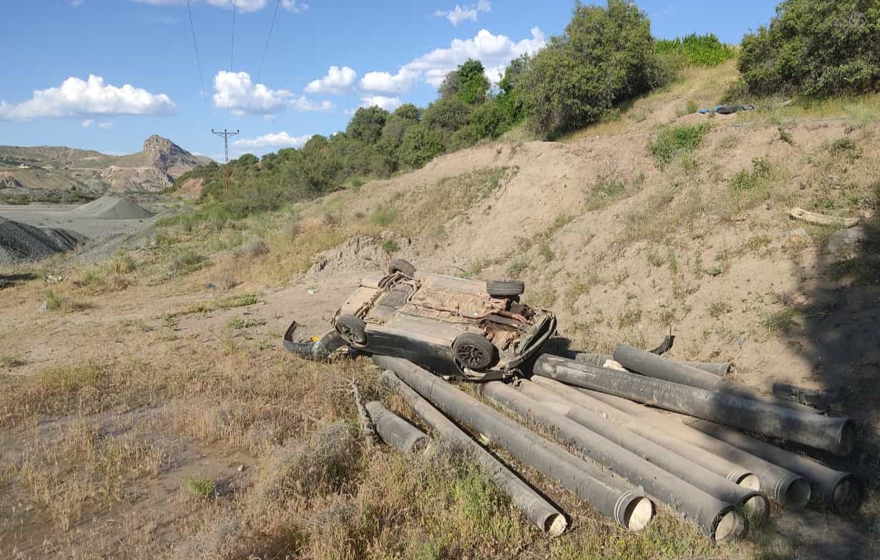 Elazığ'da otomobil şarampole yuvarlandı: 1 ölü, 6 yaralı